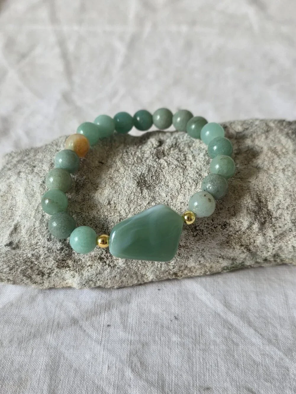 NWOT! Pretty Bracelet with Round Turquoise and Gold Colored Beads